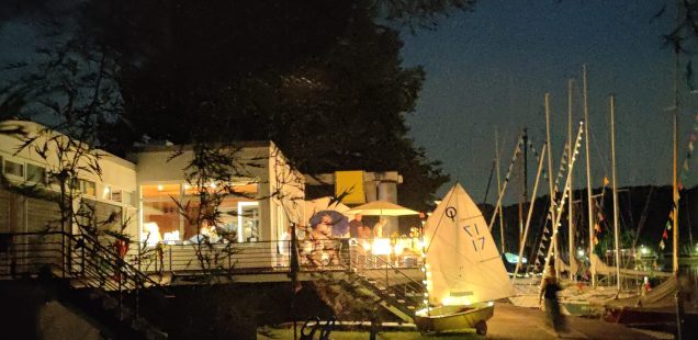 Festlich geschmücktes Clubgelände in Abendbeleuchtung